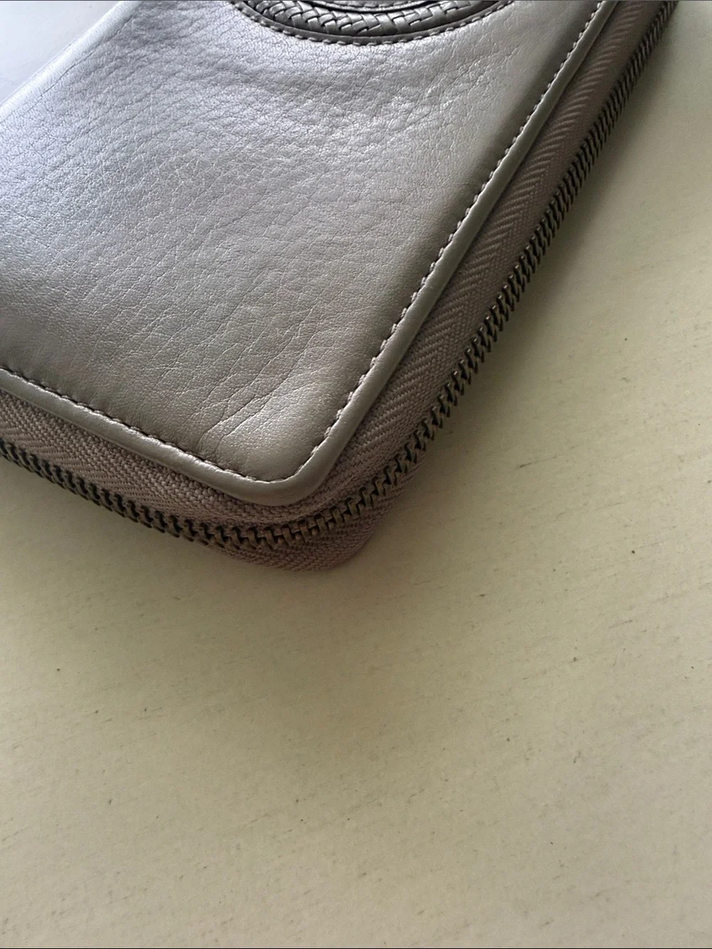 Gucci Taupe Leather Zip-Around Wallet with Gold GG Ring - Picture 6 of 7